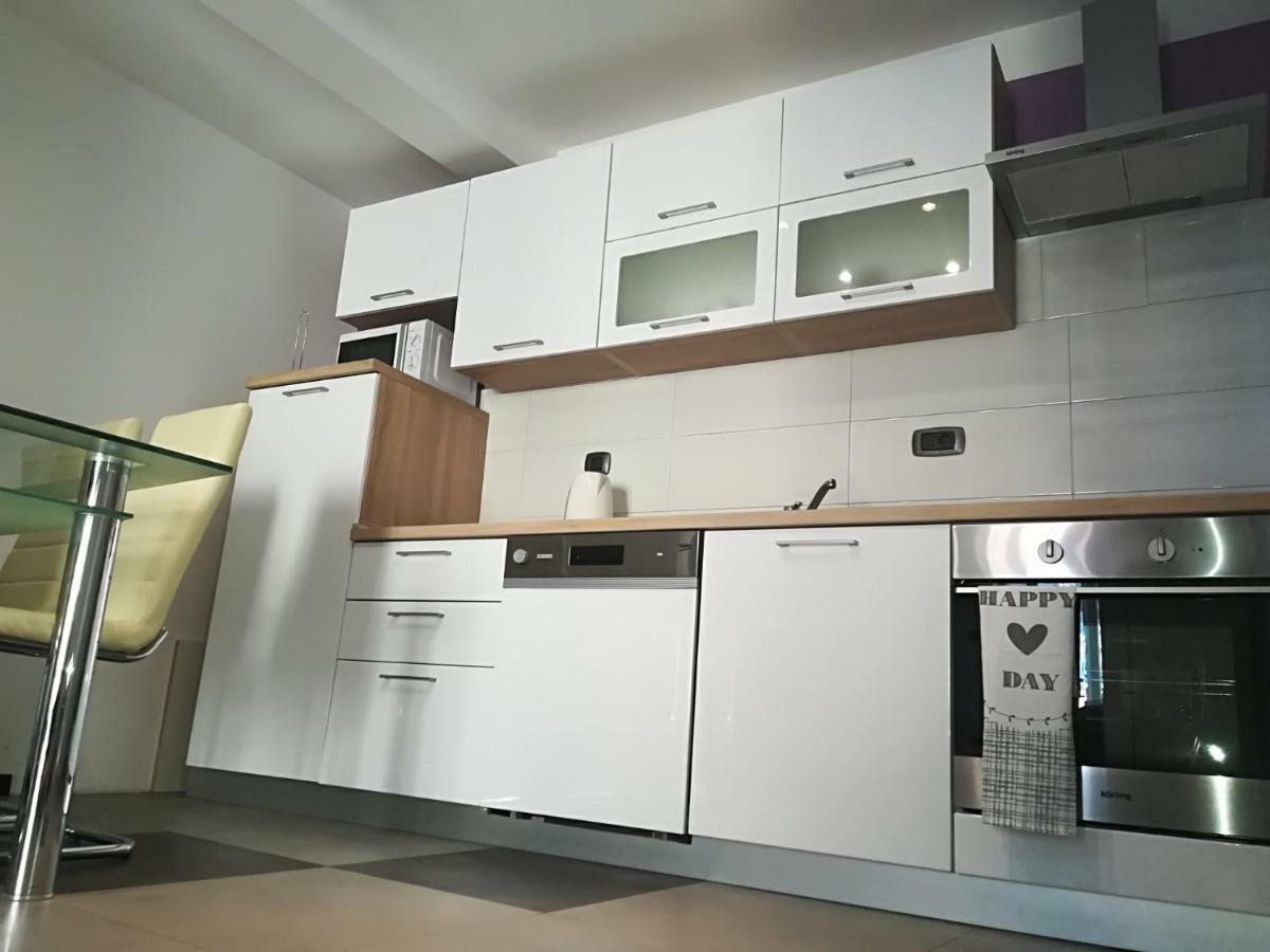 Apartman Brzovic โอมิช ภายนอก รูปภาพ